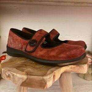 Aetrex 8.5 Women's Lucy Patent
Mary Jane Flat